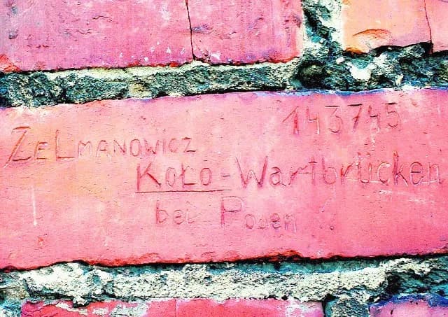 Jak powstawały napisy na ścianach baraków w Auschwitz? Tajne przekazy więźniów