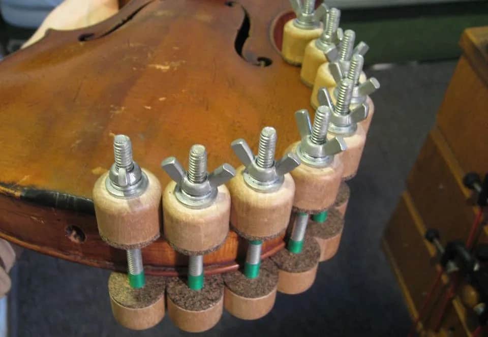 Lutnik Kania: Mistrz Skrzypiec i Renowacji Instrumentów Smyczkowych