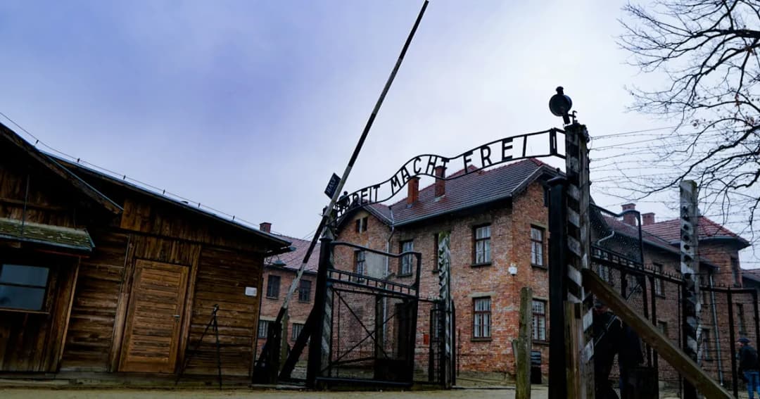 Jak wygląda zwiedzanie Auschwitz? Kluczowe informacje i porady