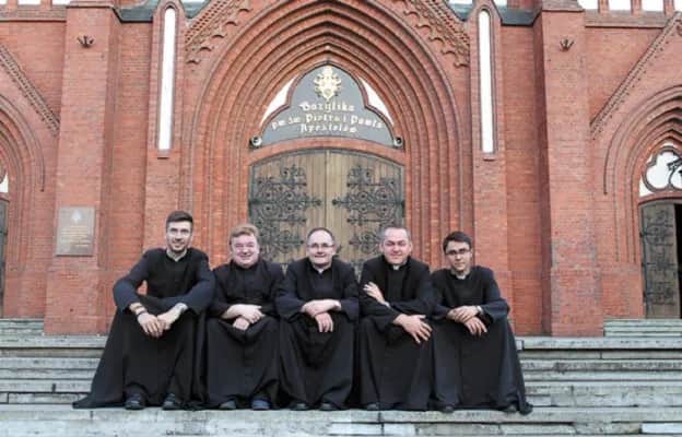 Ks Stefan Leśniewski: proboszcz i duszpasterz poznaj jego posługę w Płoszowie