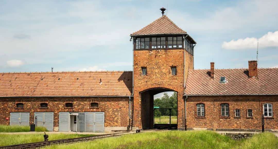 Gdzie znajduje się obóz Auschwitz-Birkenau? Odkryj jego mroczną historię