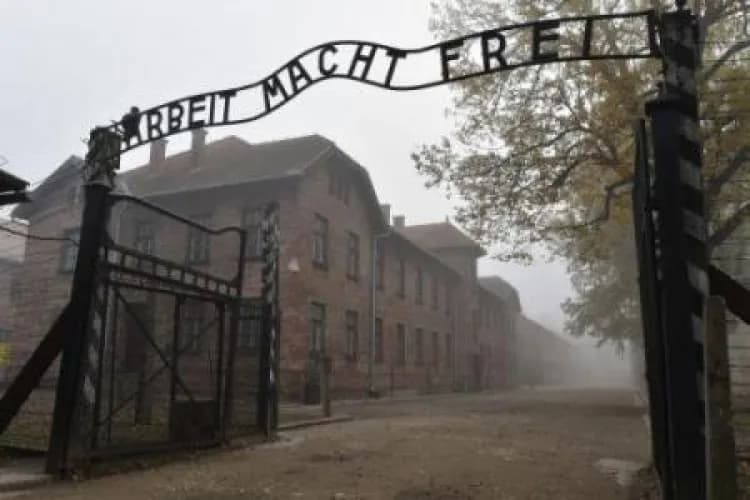 Ile czasu zajmuje zwiedzanie Auschwitz? Czas na refleksję i pamięć